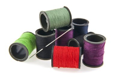 renkli iplik ve beyaz arka plan üzerinde izole iğne