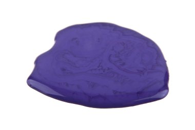 Beyaz arka plan üzerinde izole dökülmüş oje leylak leke