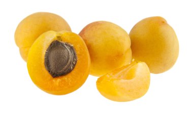 Kayısılar beyaz arkaplanda izole edilmiş