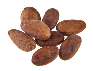 Beyaz arka plan üzerinde izole kakao taneleri