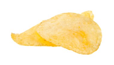 Beyaz arkaplanda izole edilmiş patates cipsi.