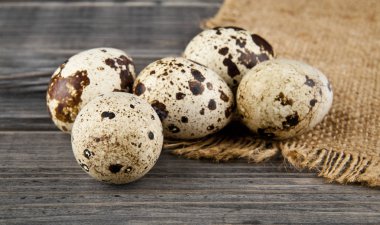 Ahşap bir arka planda bıldırcın yumurtaları