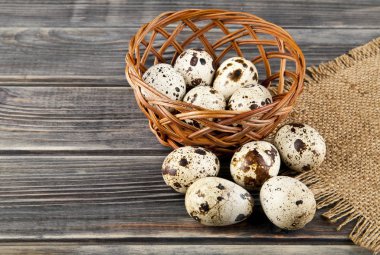 Ahşap bir arka planda bıldırcın yumurtaları