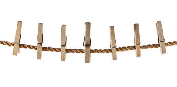 Ip beyaz arka plan üzerinde izole ahşap clothespins ile — Stok fotoğraf