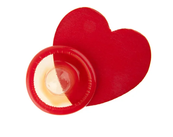 Kalp ve beyaz arka plan üzerinde izole prezervatif — Stok fotoğraf