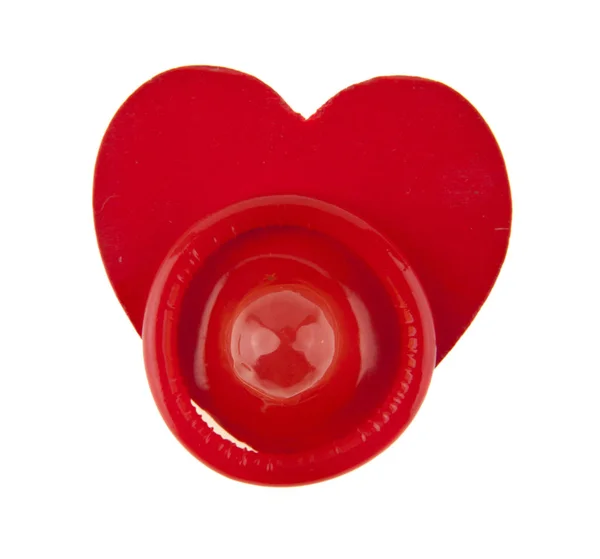 Rood hart en condoom geïsoleerd op witte achtergrond — Stockfoto