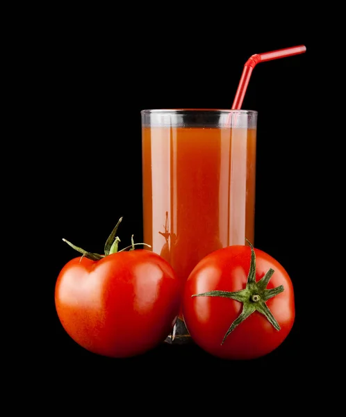 Tomates rouges juteuses et jus sur fond noir — Photo