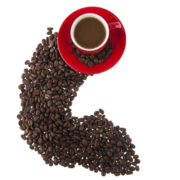Tasse rouge avec grains de café isolé sur fond blanc — Photo