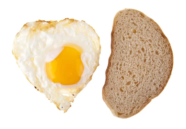 Oeufs frits sous la forme d'un cœur et du pain isolé sur ba blanc — Photo