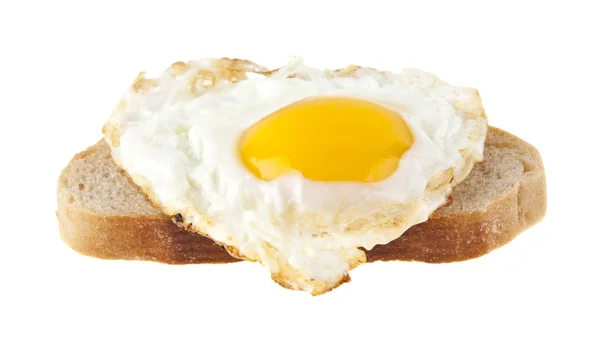 在白色背景上孤立的面包炒的鸡蛋 — 图库照片