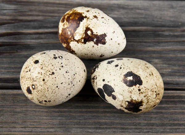 Quail eggs on a wooden background — Stock Photo, Image