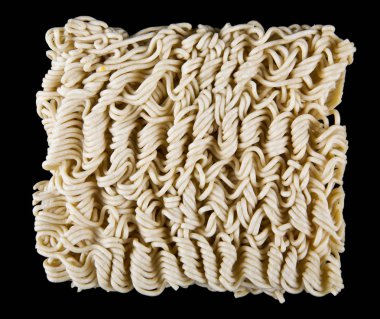 siyah bir arka plan üzerinde anlık erişte