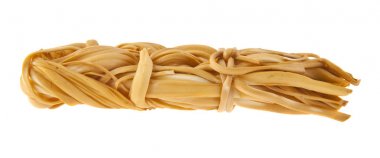 Füme peynir, beyaz arka plan üzerinde izole helezon