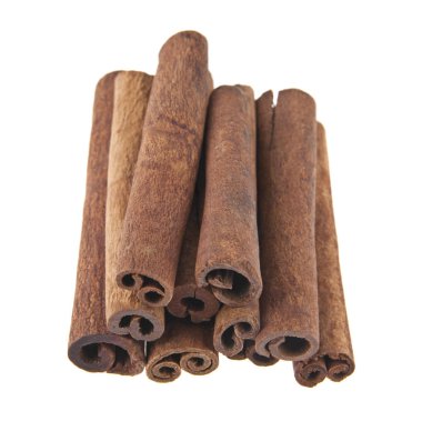 Tarçın beyaz arkaplanda izole edildi