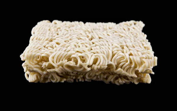 Στιγμιαία noodles σε μαύρο φόντο — Φωτογραφία Αρχείου
