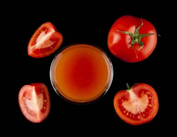 Czerwone, soczyste pomidory i sok na czarnym tle — Zdjęcie stockowe