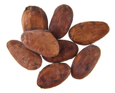 Beyaz arka plan üzerinde izole kakao taneleri