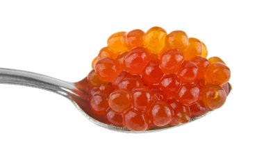 metal bir kaşık beyaz bir arka plan üzerinde izole kırmızı havyar