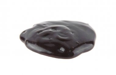 Beyaz arkaplanda izole edilmiş sıvı çikolata