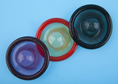 Prezervatif mavi bir arka plan üzerinde. Güvenli seks kavramı