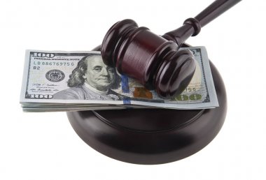 tahta çekiç ve beyaz arka plan üzerinde izole dolar