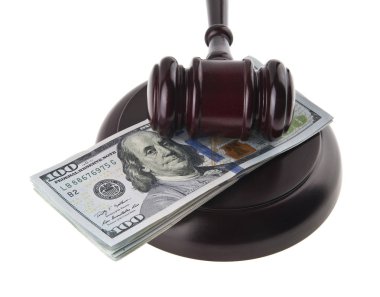 tahta çekiç ve beyaz arka plan üzerinde izole dolar