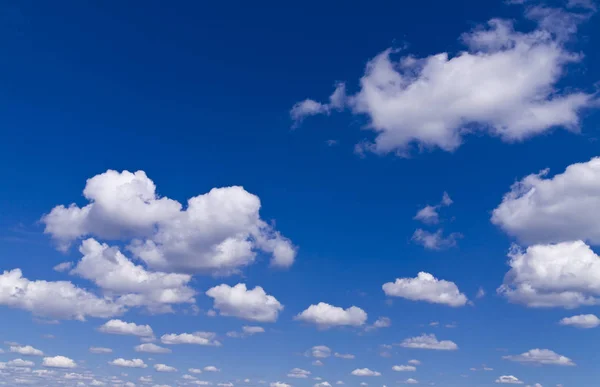 Белые облака на голубом небе в качестве фона — стоковое фото