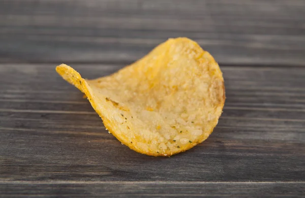 Patatas fritas sobre fondo de madera — Foto de Stock