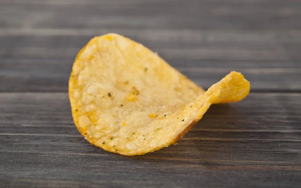 Patatas fritas sobre fondo de madera —  Fotos de Stock