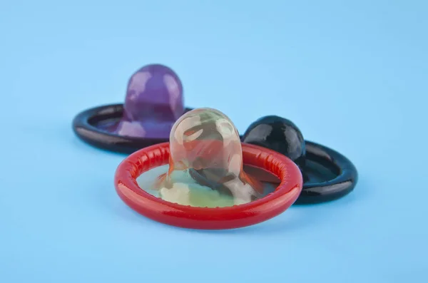 Kondomer på en blå bakgrund. Säker sex koncept — Stockfoto