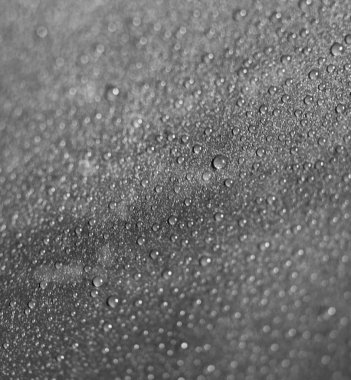 gri bir arka plan üzerinde su damlaları