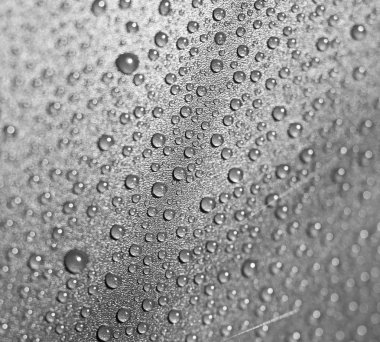 gri bir arka plan üzerinde su damlaları