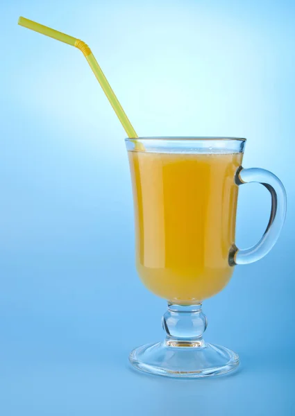 Suco de laranja em um fundo azul — Fotografia de Stock