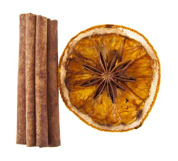Gedroogde sinaasappelen en specerijen geïsoleerd op witte achtergrond — Stockfoto