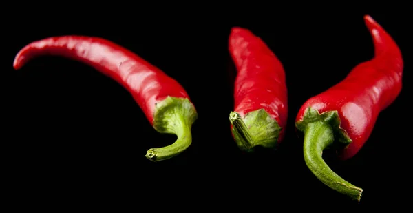 Pimiento rojo picante sobre fondo negro — Foto de Stock