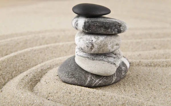 배경으로 휴식을 위한 모래에 돌 — 스톡 사진