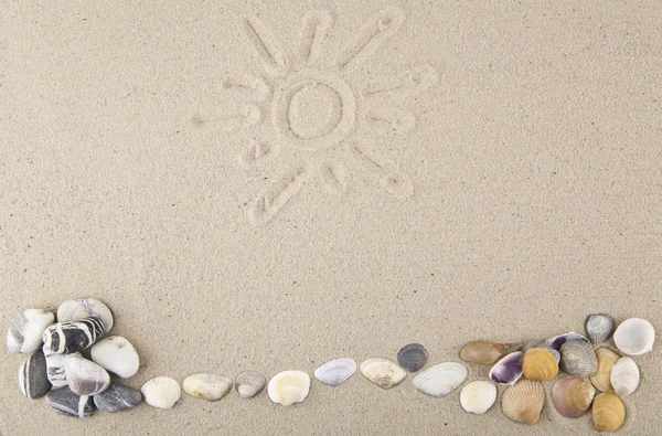 Conchiglie e pietre con un modello di sabbia per il relax come un — Foto Stock