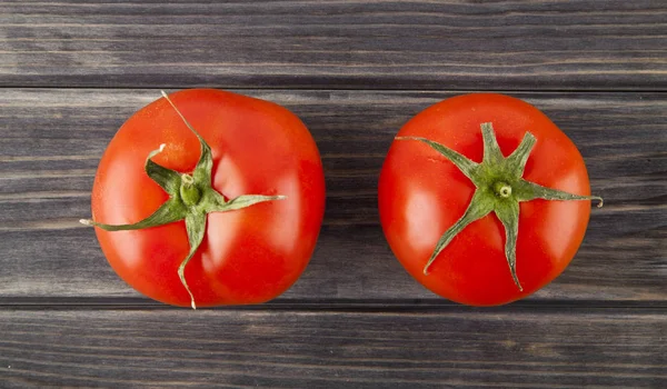 Czerwone, soczyste, świeże pomidory na podłoże drewniane — Zdjęcie stockowe
