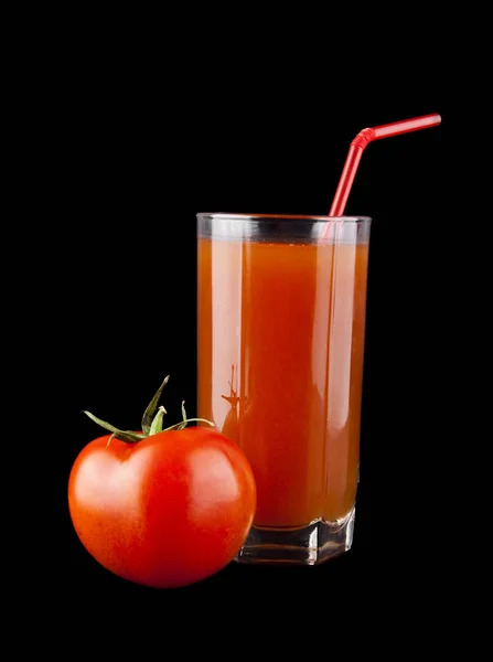 Czerwone, soczyste, świeże pomidory i sok pomidorowy na czarnym tle — Zdjęcie stockowe