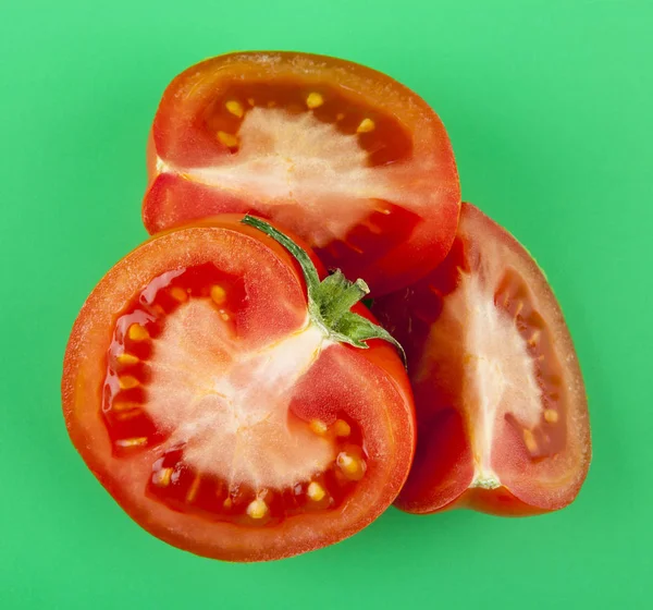 Tomates rojos sobre un fondo verde — Foto de Stock