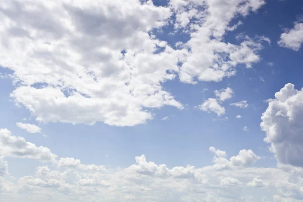 Голубое небо с белыми облаками как фон — стоковое фото