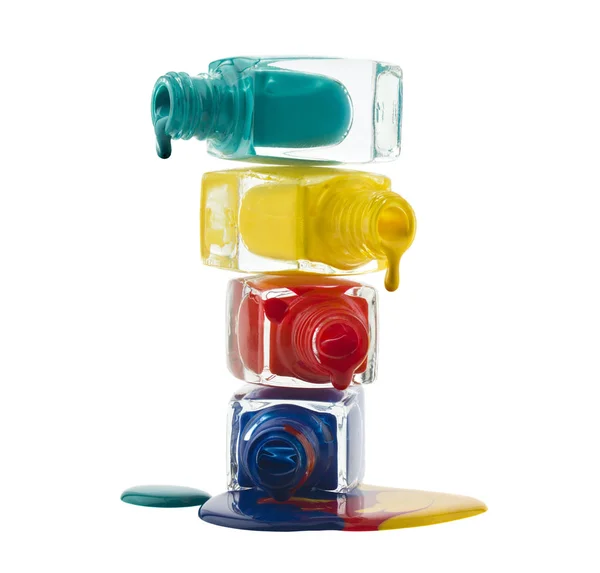 Piramida z kolorowych butelek polerowania paznokci izolowane na — Zdjęcie stockowe