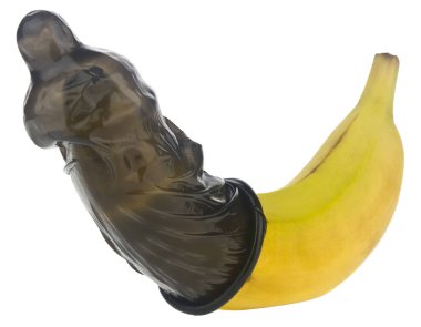 Beyaz arka planda siyah prezervatifli sarı muz..