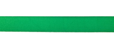 Beyaz arkaplanda yeşil kurdele izole edildi.