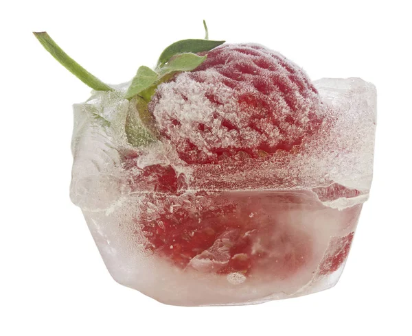 赤い熟したジューシーなイチゴは白いバーに隔離された氷の中で凍結 — ストック写真