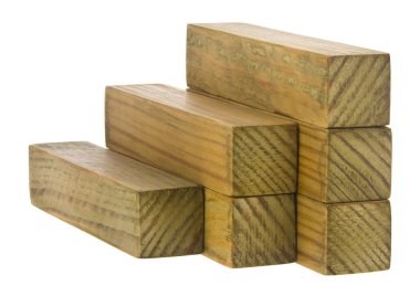 Tahta parmaklıklar, beyaz arkaplanda izole edilmiş basamaklar..