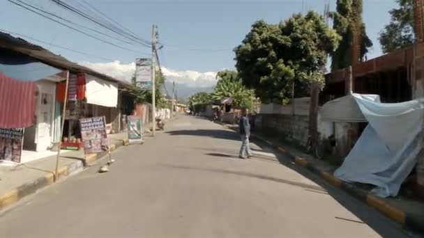 Skoter rida i Pokhara, Nepal — Stockvideo