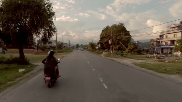 Skoter rida utanför Pokhara, Nepal — Stockvideo