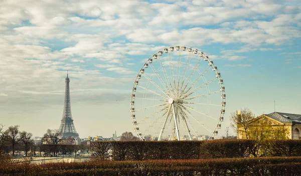 摩天轮和巴黎的埃菲尔铁塔 — 图库照片