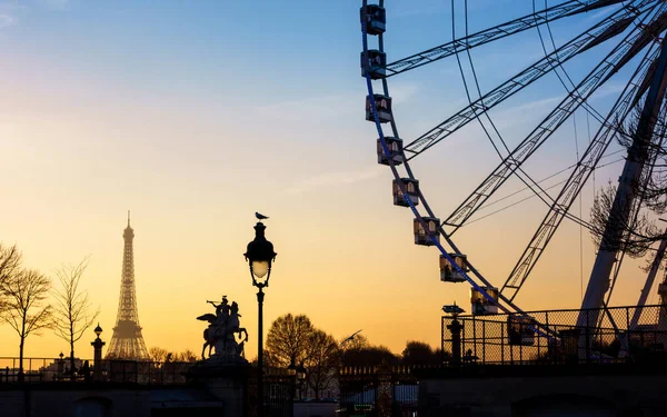 摩天轮和巴黎的埃菲尔铁塔 — 图库照片